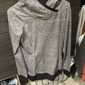 women’s lululemon hooded running sweater size 6, breathable pockets in back